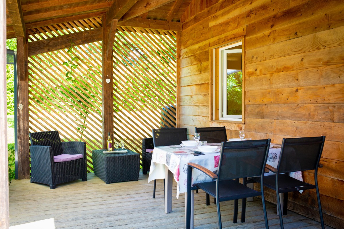 Gîte Cèdre: avec sa terrasse couverte ! Par beau temps, vous pourrez prendre vos repas en exterieur