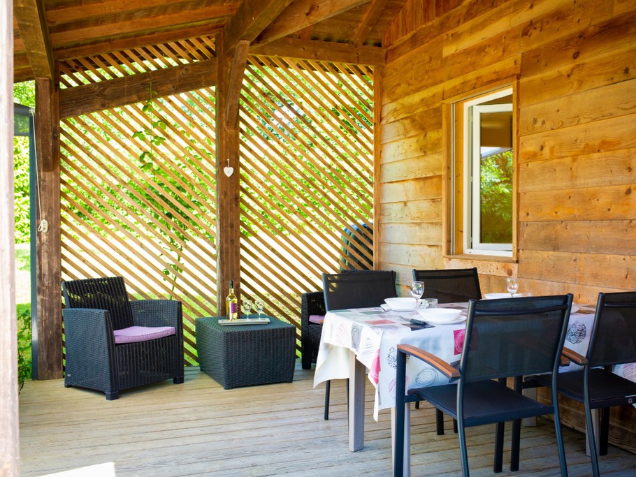 Gîte Cèdre: avec sa terrasse couverte ! Par beau temps, vous pourrez prendre vos repas en exterieur