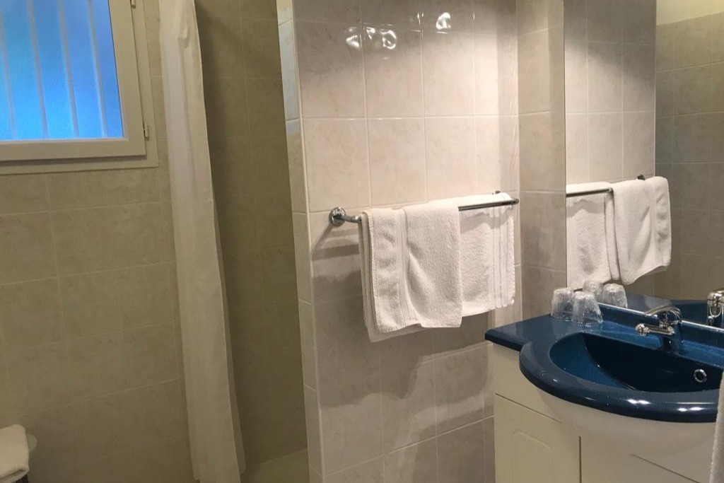 La Salle d'eau dans la Chambre Pommier à L'Essartille à Dirac en Charente