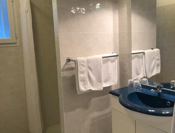 La Salle d'eau dans la Chambre Pommier à L'Essartille à Dirac en Charente