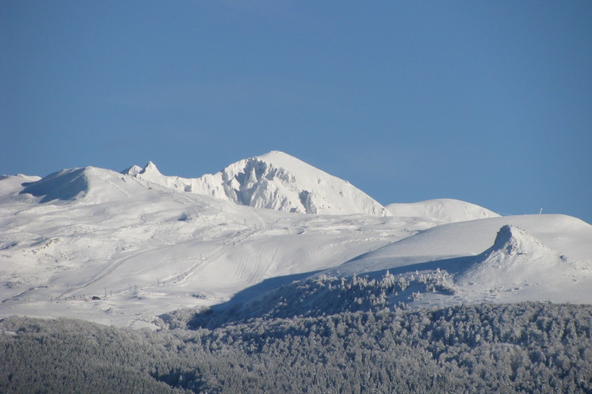 MASSIF DU SANCY 1886 m. en hiver près de la maison