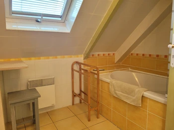 Location vacances, Clévacances, Maison de Tess, salle de bain étage avec WC et baignoire