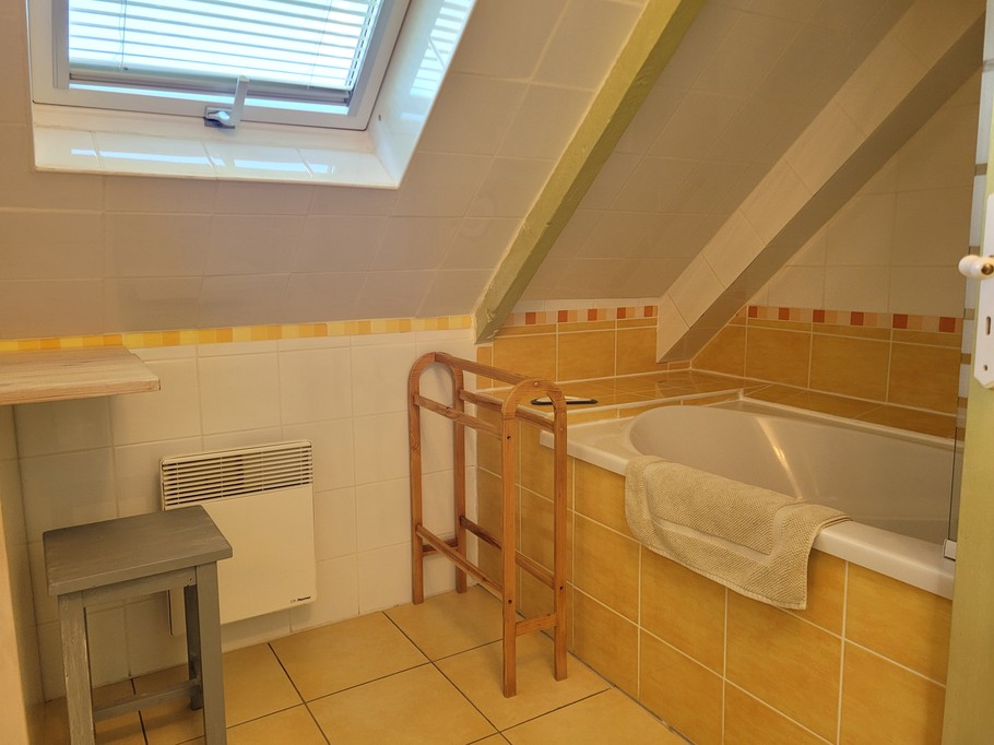 Location vacances, Clévacances, Maison de Tess, salle de bain étage avec WC et baignoire