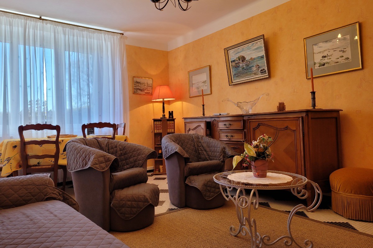 Location Clévacances, Loguivy-de-la-mer, Le Barbu, le salon - salle à manger au RDC