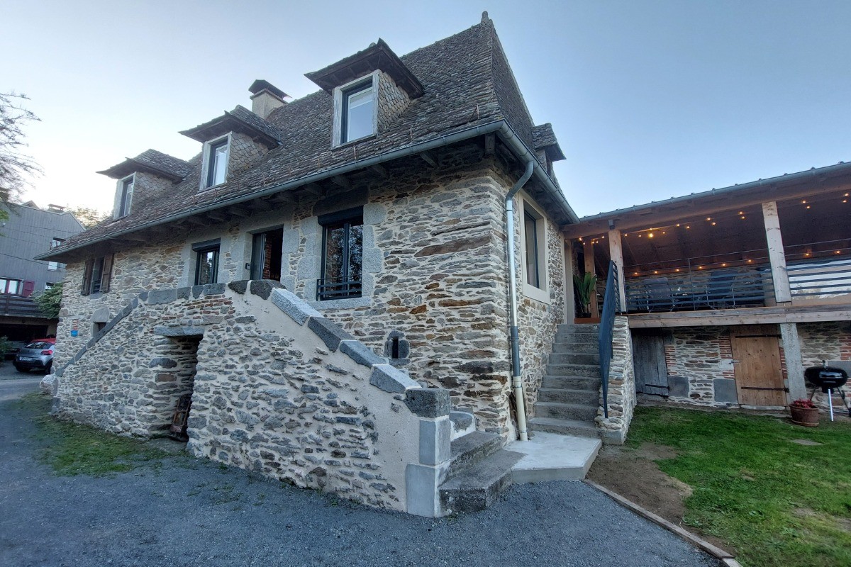 Gîte de caractère en pierre et lauzes à Arpajon-sur-Cère