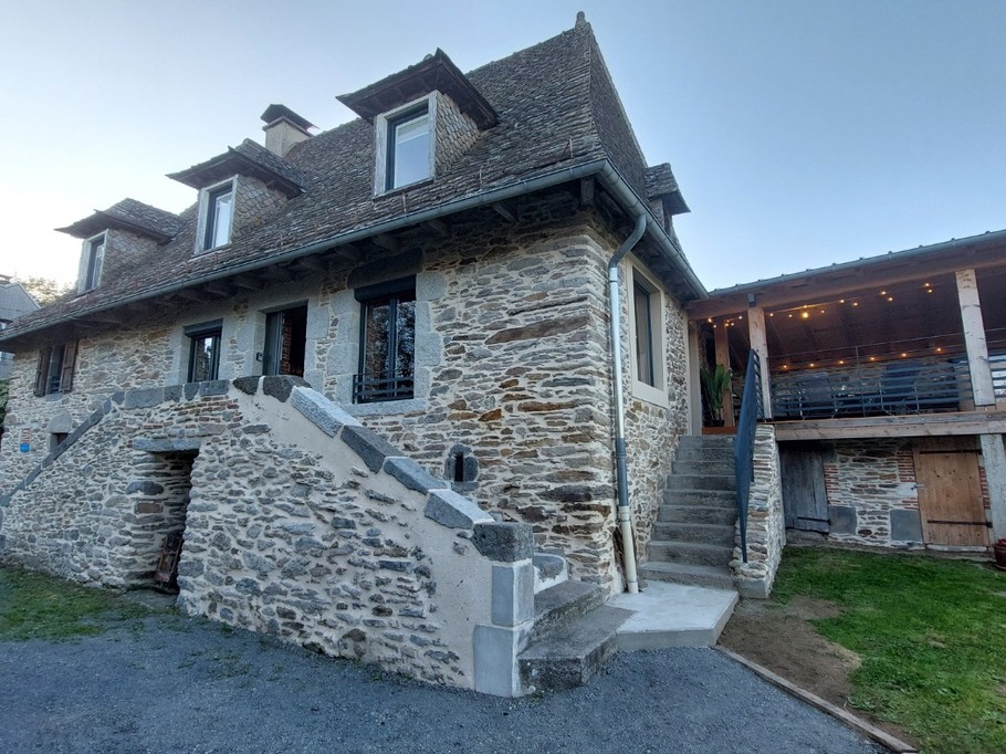 Gîte de caractère en pierre et lauzes à Arpajon-sur-Cère