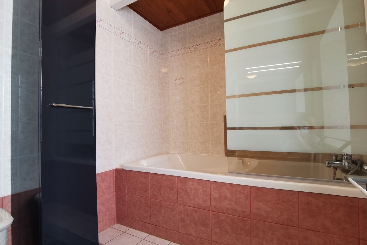 Etage: Baignoire de la salle de bain