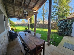Terrasse abritée côté cuisine de la chambre d'hôtes à Montpellier de Médillan en Charente maritime