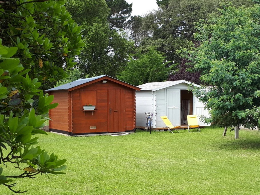 Jardin avec abris pour les vélos et autre ...