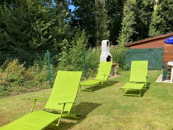Jardin isolé avec terrasse à l'arrière de la maison.