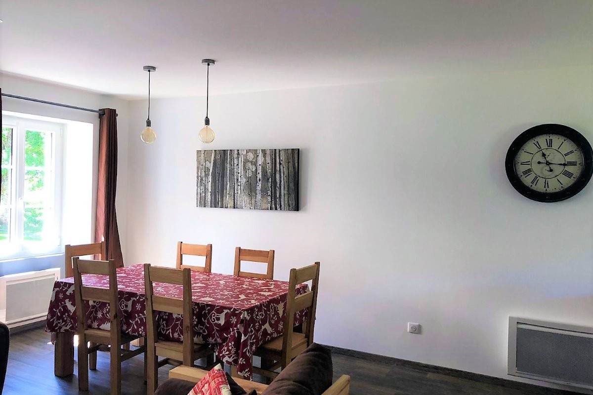 Spacieux appartement aménagé avec charme, au cœur du village-Côté séjour