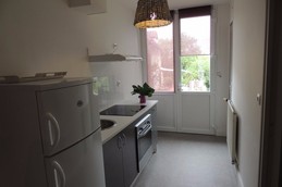 Cuisine, la porte donne sur un chemin