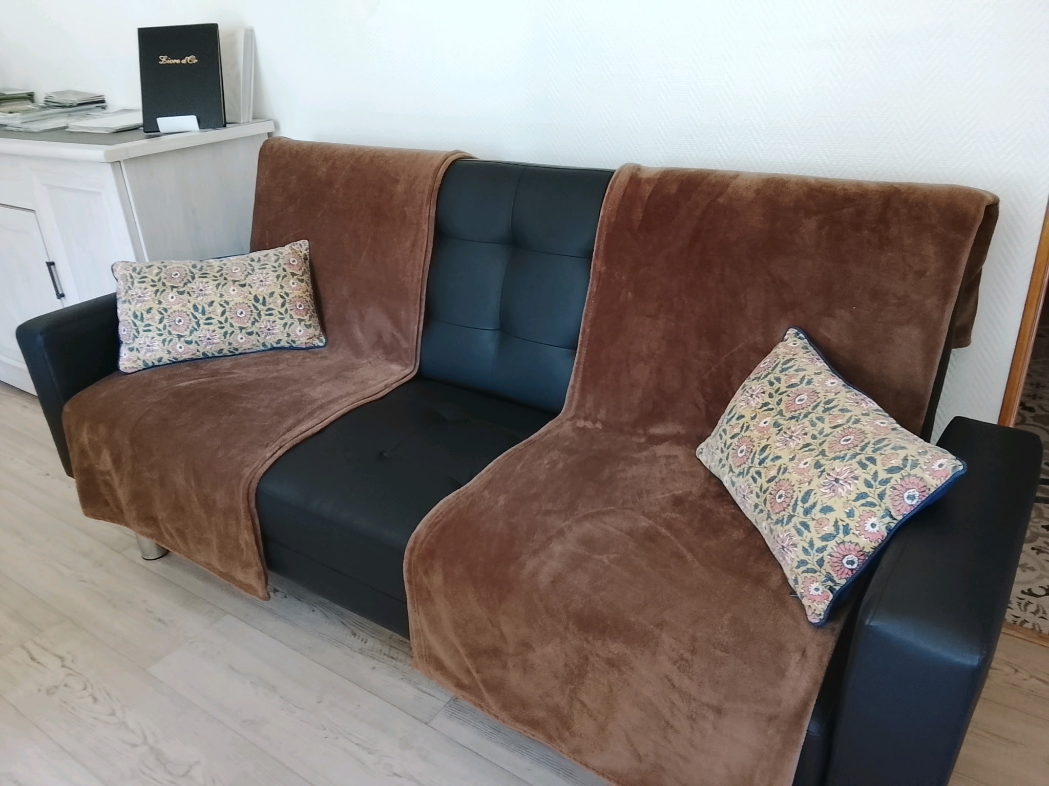 sofa+plaids+cushions