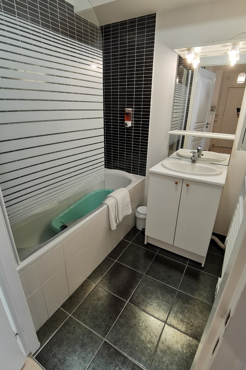 Salle de bain avec baignoire, matériel bébé disponible sur demande
