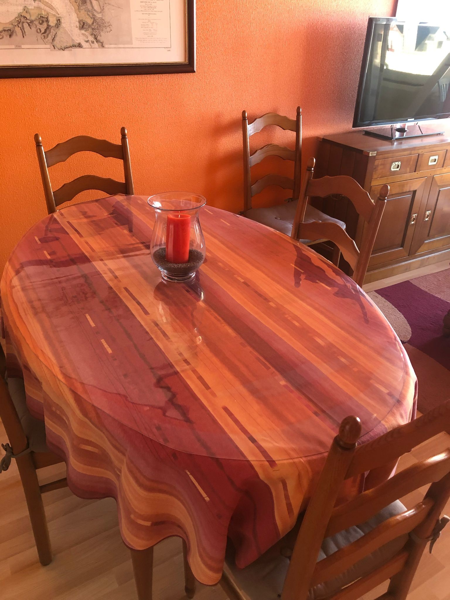 Pièce de vie chaleureuse vue mer avec accès à la terrasse (coin salon, coin séjour, coin cuisine)