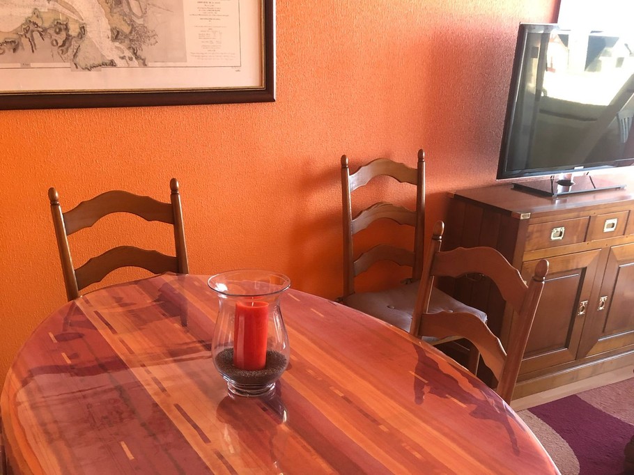 Pièce de vie chaleureuse vue mer avec accès à la terrasse (coin salon, coin séjour, coin cuisine)