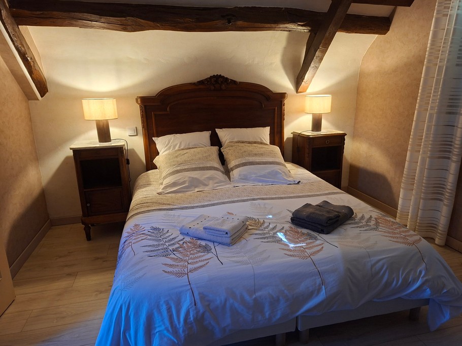 River-side room with sheets and towels