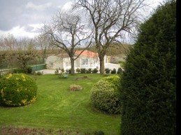 Gîte Les Chênes accès PMR vu du parc, à St Mard, Charente maritime