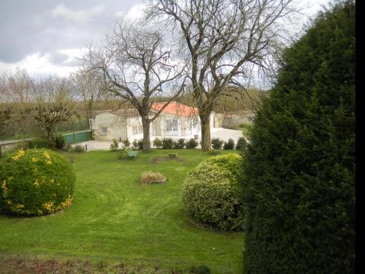 Gîte Les Chênes accès PMR vu du parc, à St Mard, Charente maritime