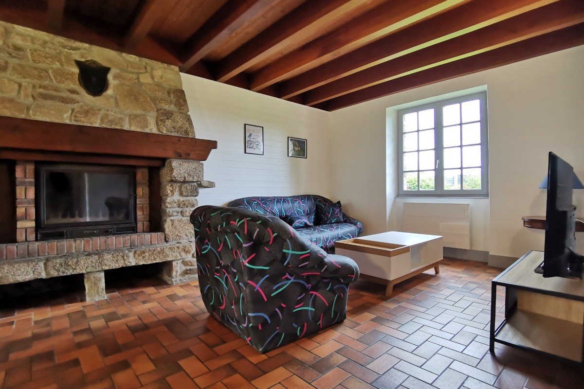 Salon avec cheminée - Location de vacances- Kernilis
