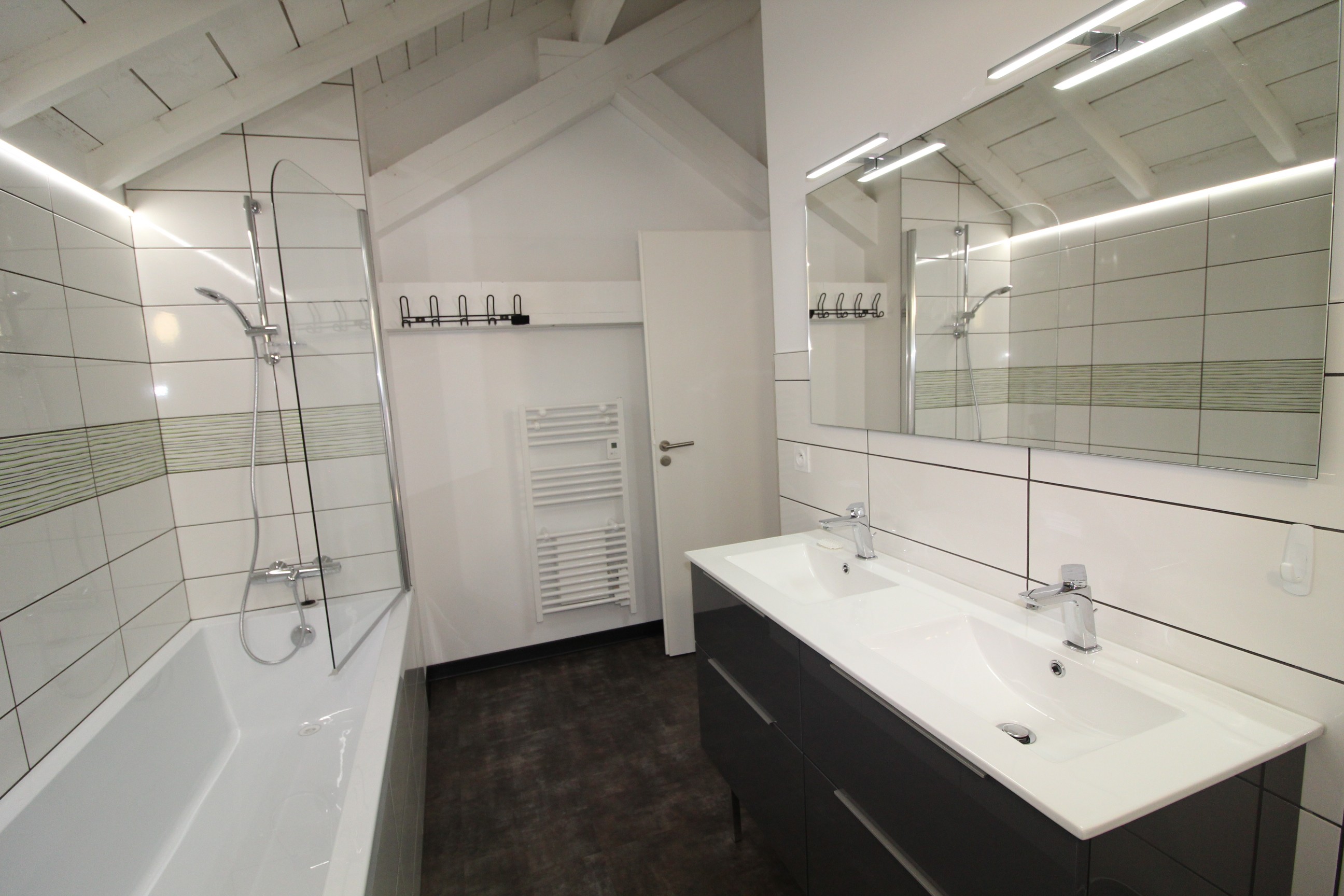 Salle de bain - Gîte Le Hangar 67 à Saulxures-sur-Moselotte – Location atypique proche lac