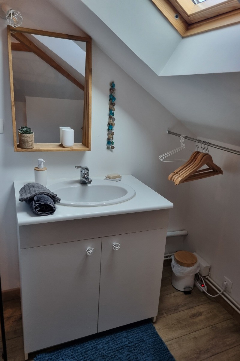 Coin lavabo avec paravent
Grande Penderie
Meuble sous lavabo à disposition avec 2 gants et serviette