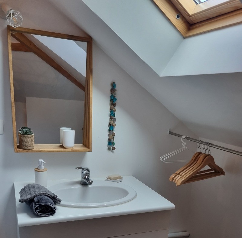 Coin lavabo avec paravent
Grande Penderie
Meuble sous lavabo à disposition avec 2 gants et serviette