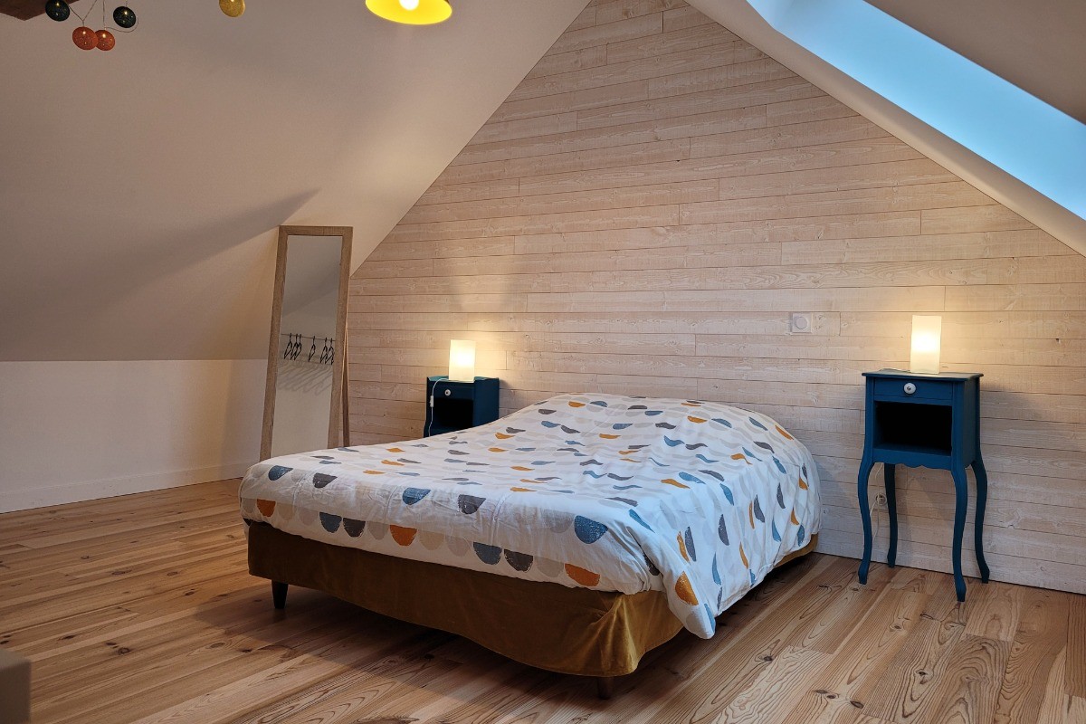 Le Saint, Location, Clévacances, Quemper-Guezennec, chambre étage lit 140