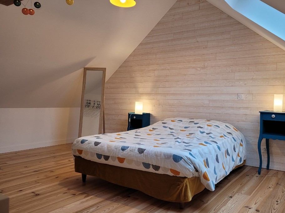 Le Saint, Location, Clévacances, Quemper-Guezennec, chambre étage lit 140