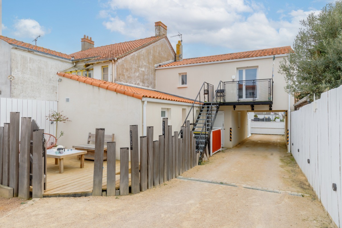 accès ai logement par l'escalier en métal