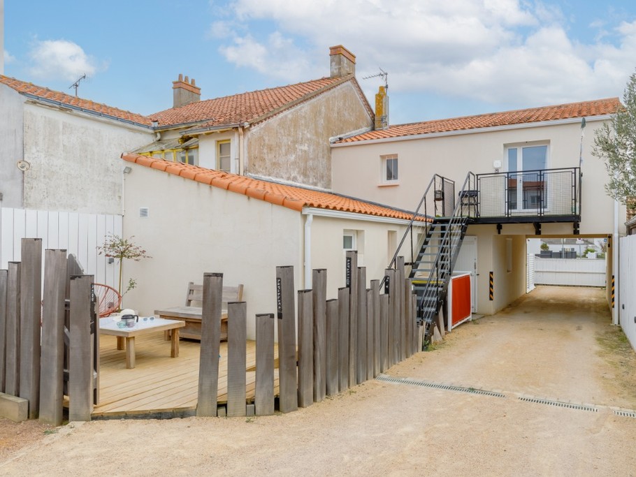 accès ai logement par l'escalier en métal