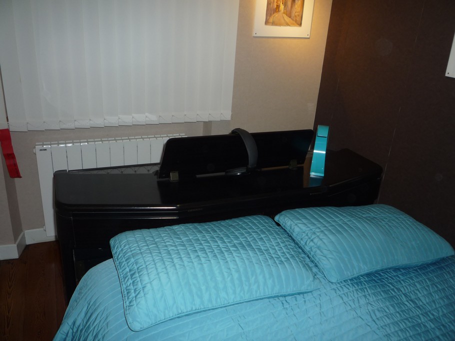 Chambre et piano Gîte Cathédrale Strasbourg