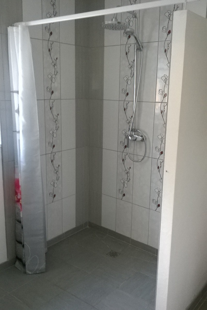 Douche à l'italienne au rez-de-chaussée