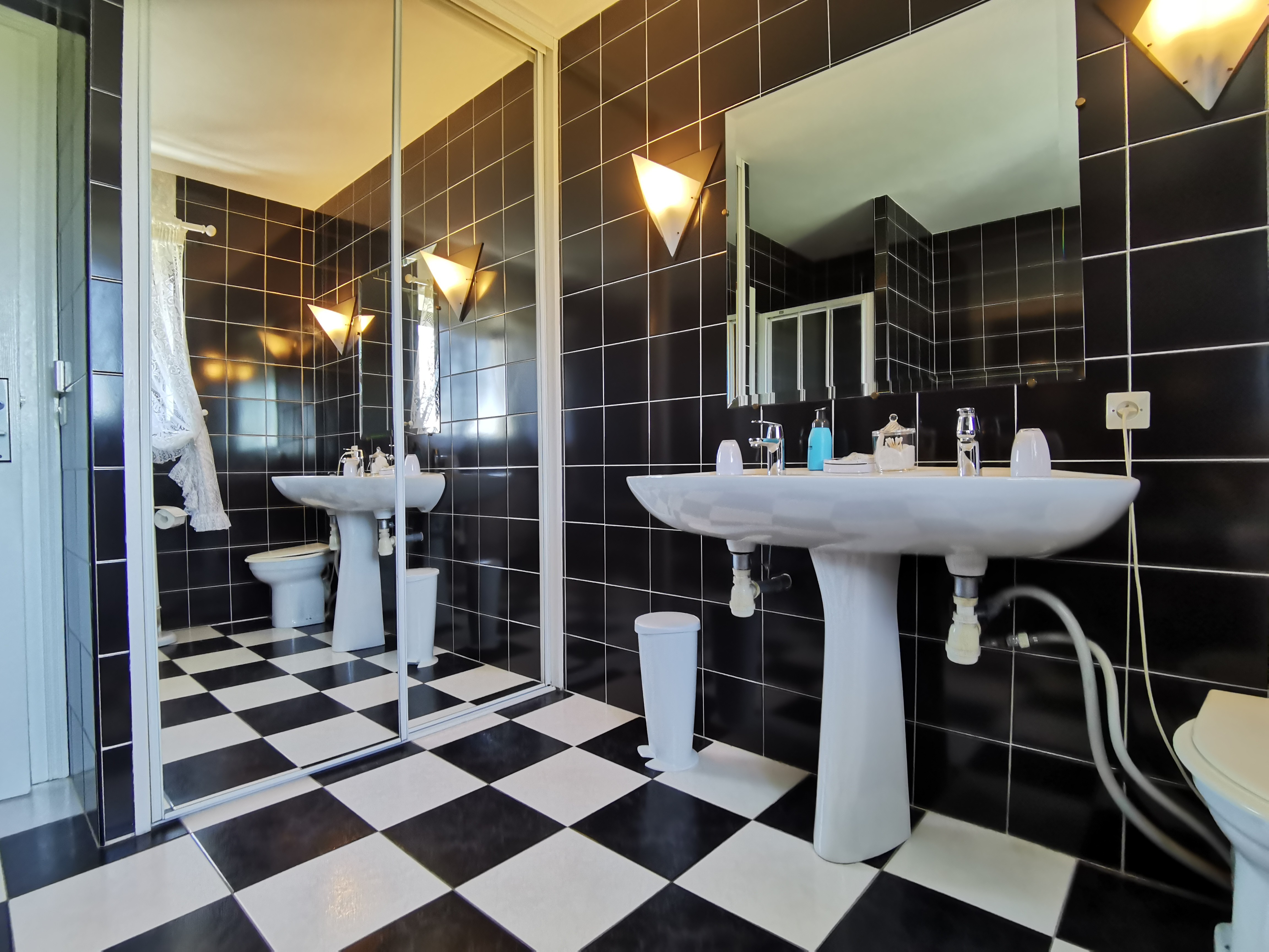 Salle de bain avec douche et WC privative non communicante