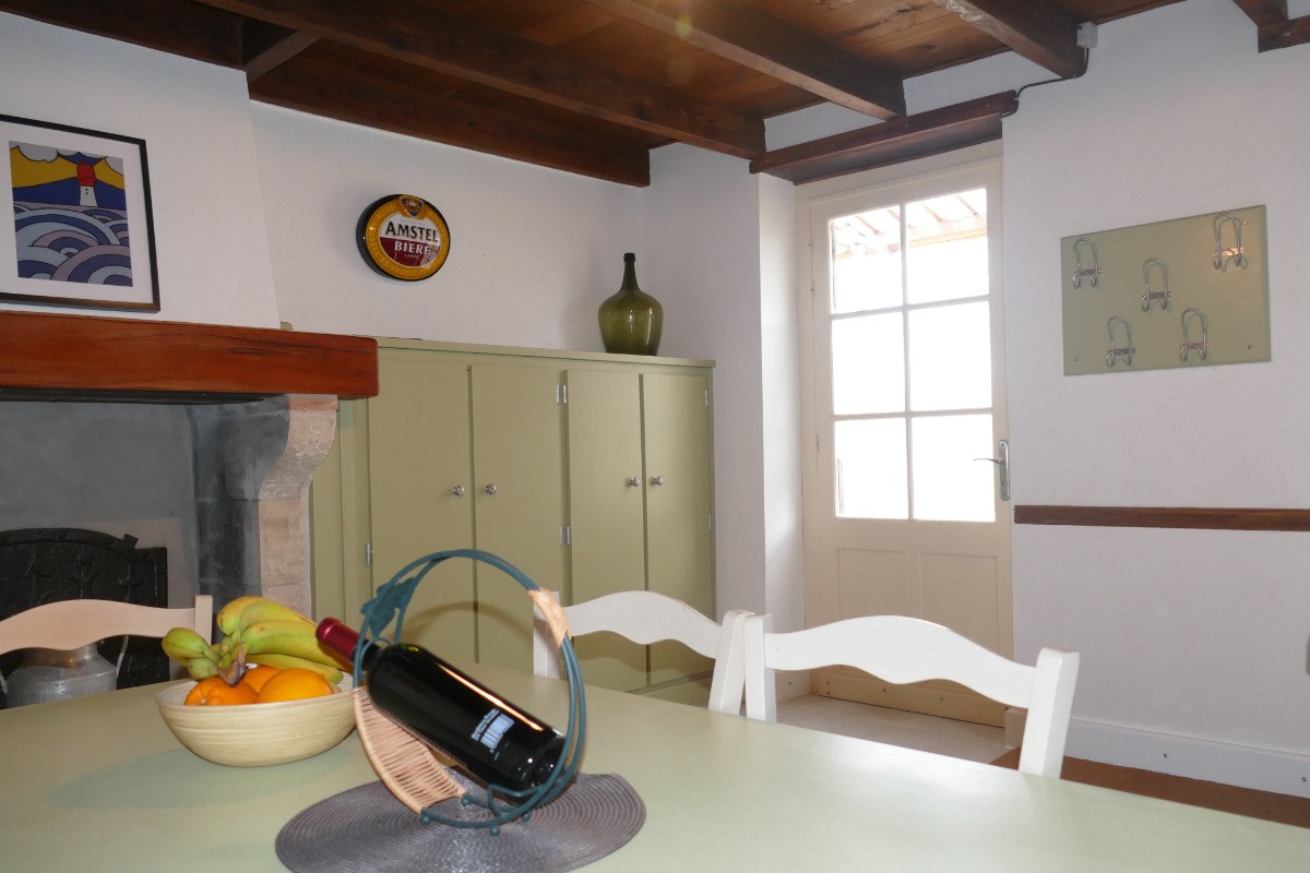La salle à manger est aussi l'entrée.