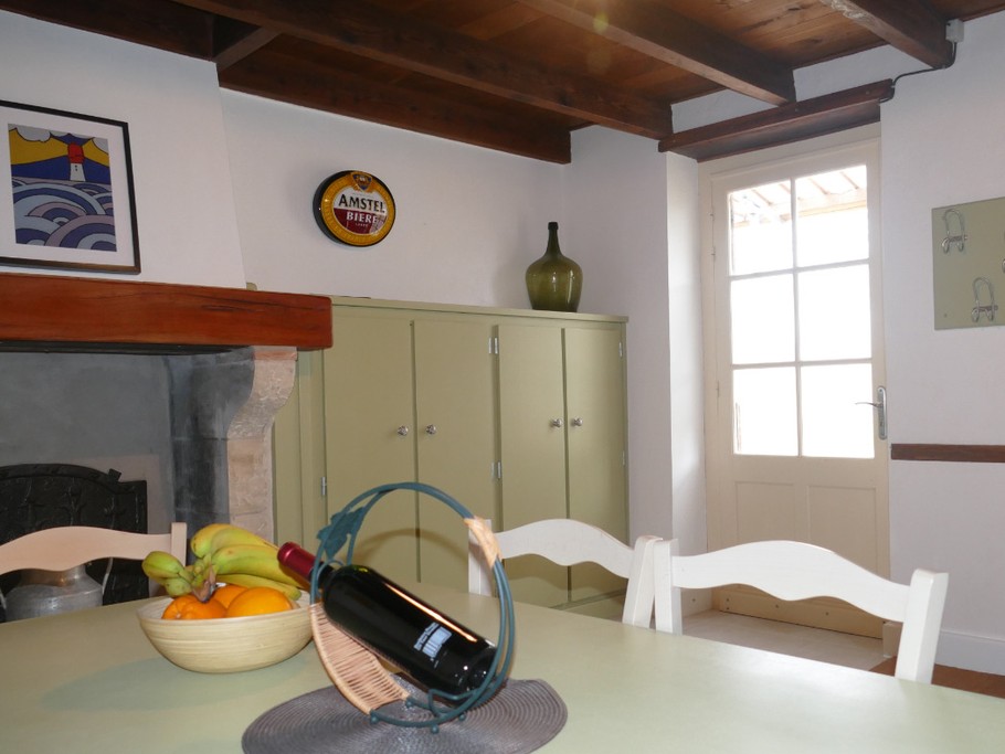 La salle à manger est aussi l'entrée.