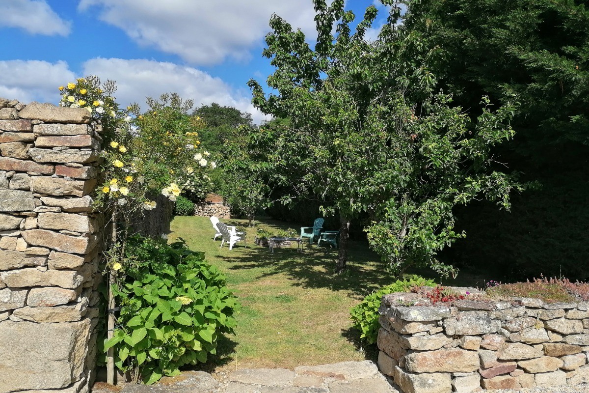Petit coin détente, à l'ombre du vieux mur de l'enclos.