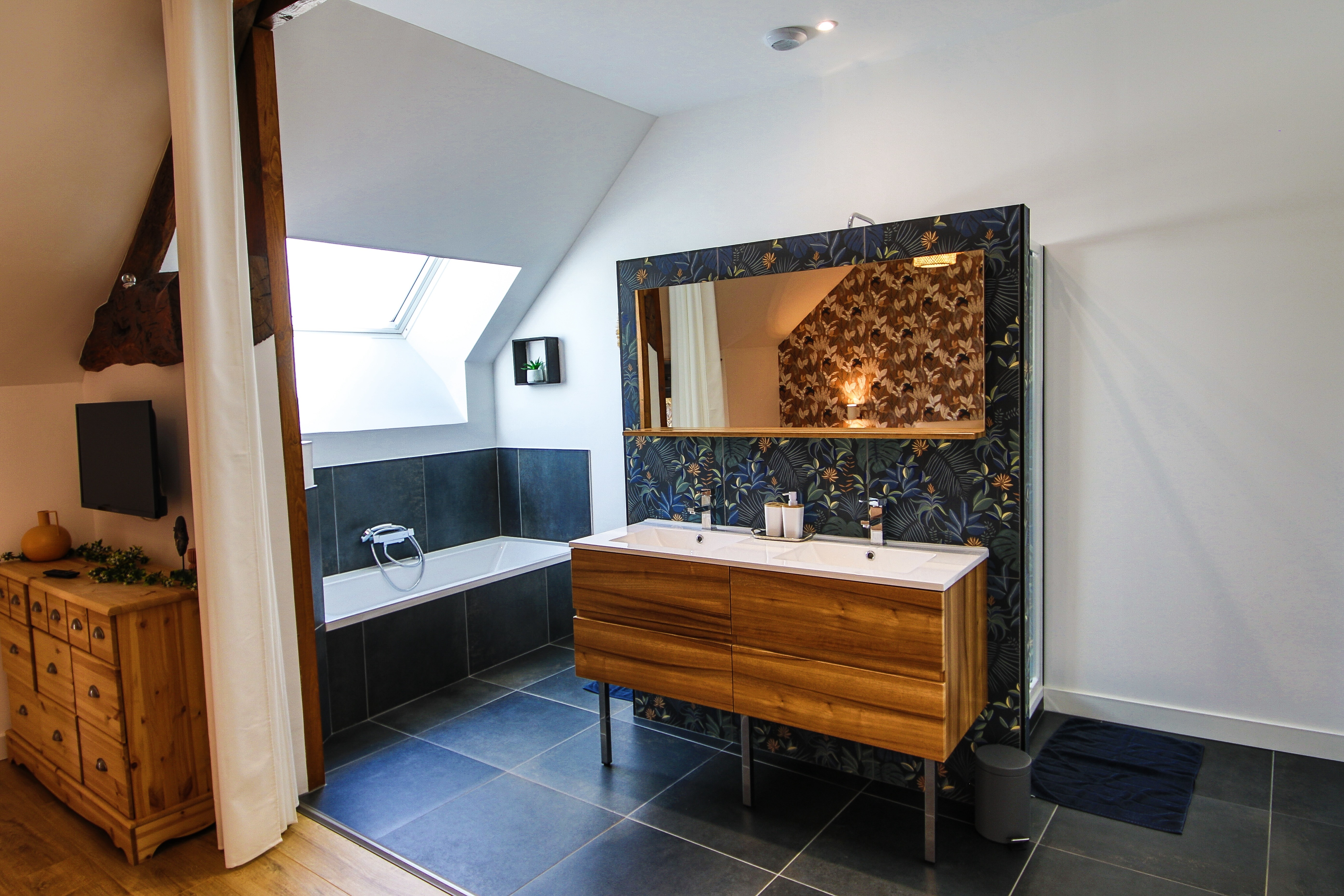 Chambre 1  : chambre spacieuse pour deux personnes avec lit 160x200 cm, TV, canapé, et sa grande salle de bain double vasques (baignoire et douche) et WC séparés.