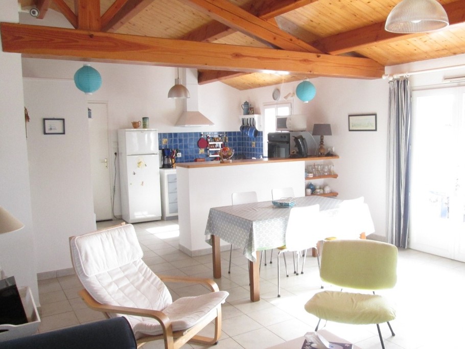 Salon/séjour et cuisine ouverte