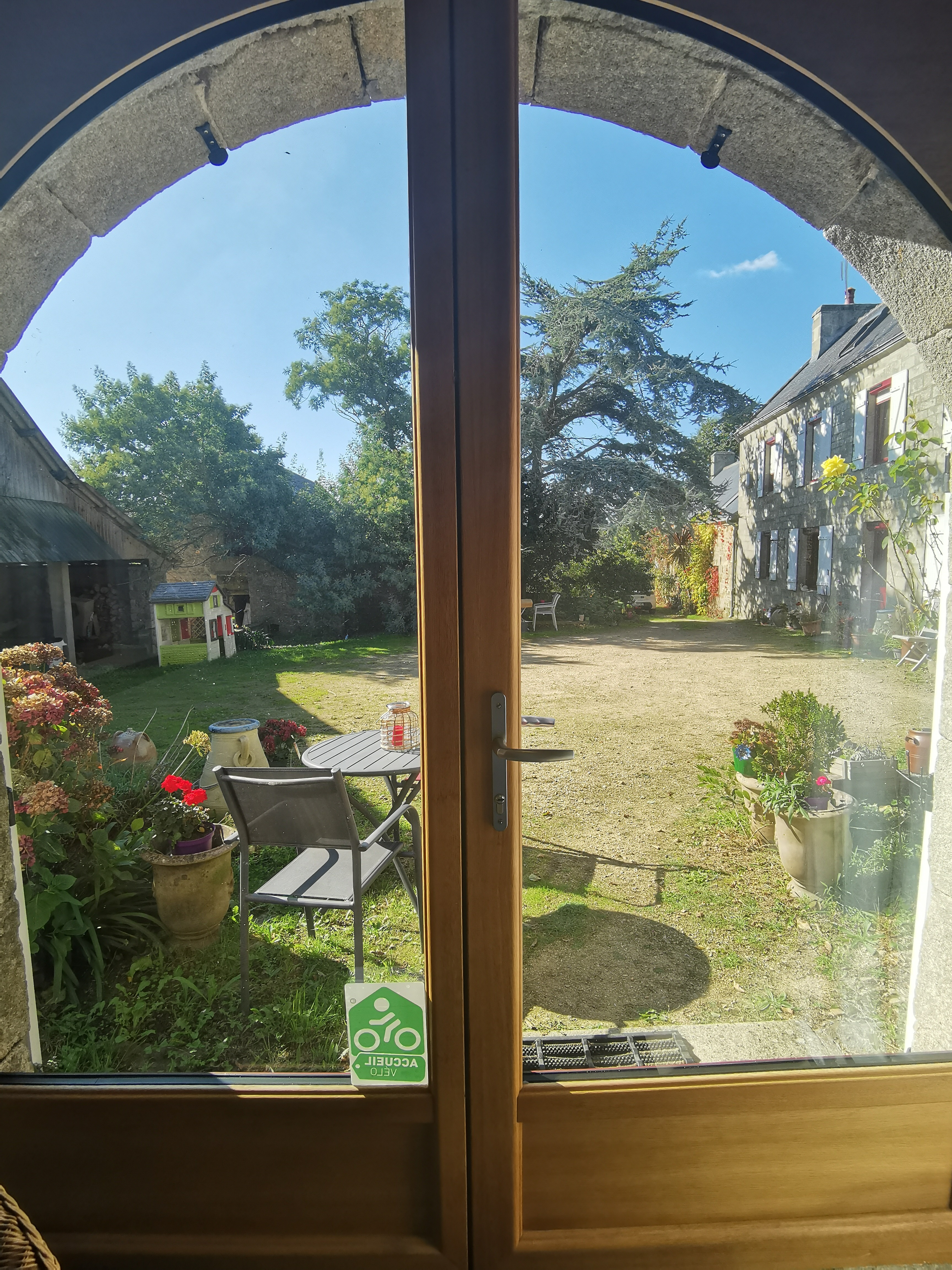 Entrée du gîte avec salon de jardin