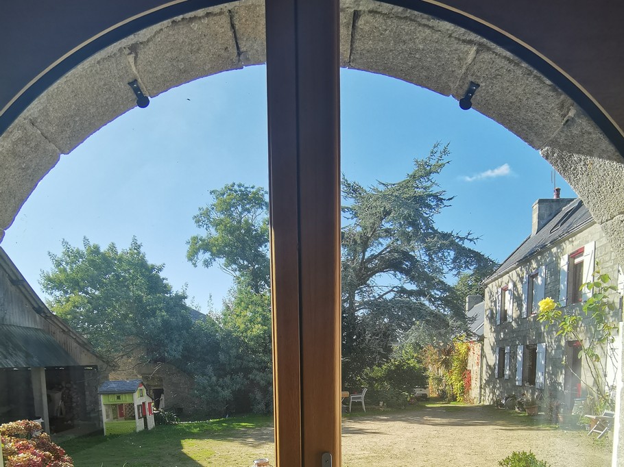 Entrée du gîte avec salon de jardin