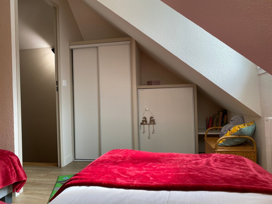 Chambre enfants avec grand placard penderie (à gauche sur la photo, celui de droite est privé pour le propriétaire)