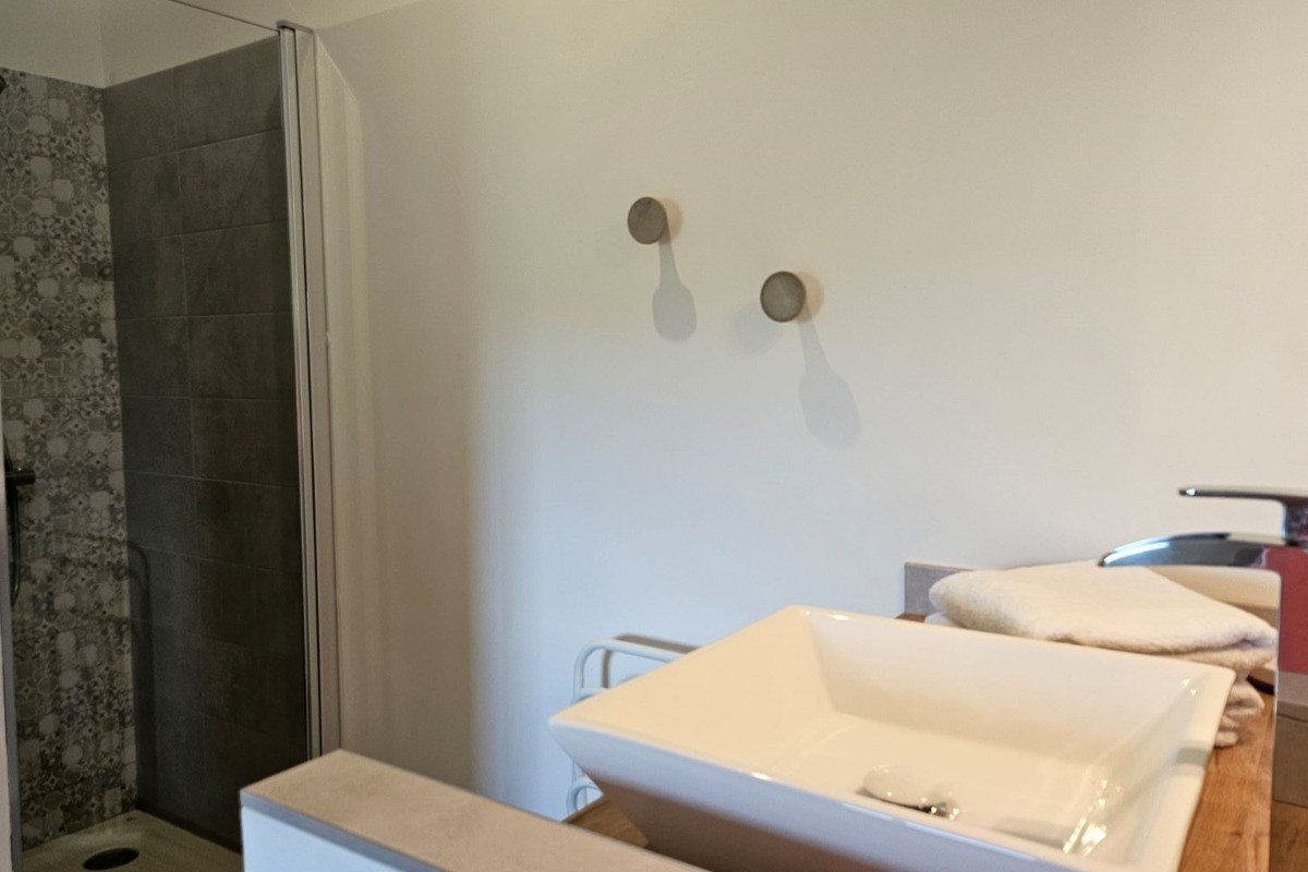 Salle d'eau dans la chambre, Gîte le Larès, Domaine la Melette