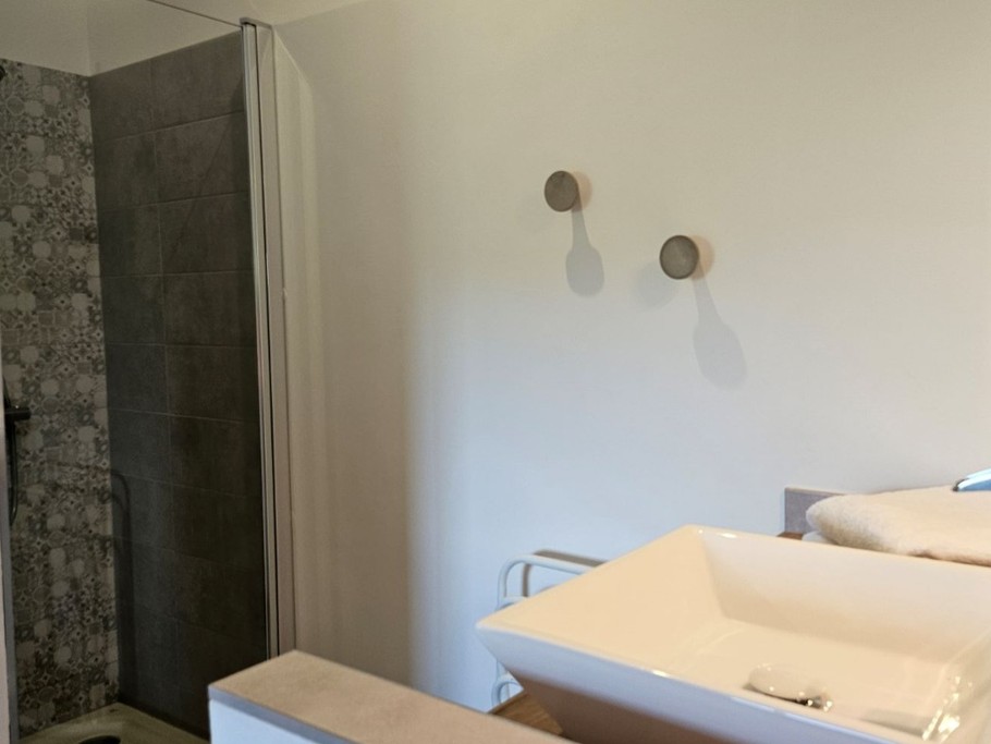 Salle d'eau dans la chambre, Gîte le Larès, Domaine la Melette