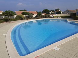 Piscine commune dans la résidence
