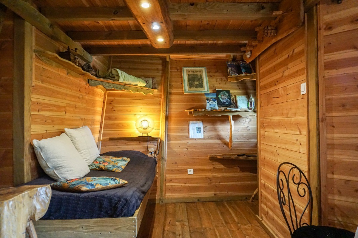salon dans la cabane avec lit une personne