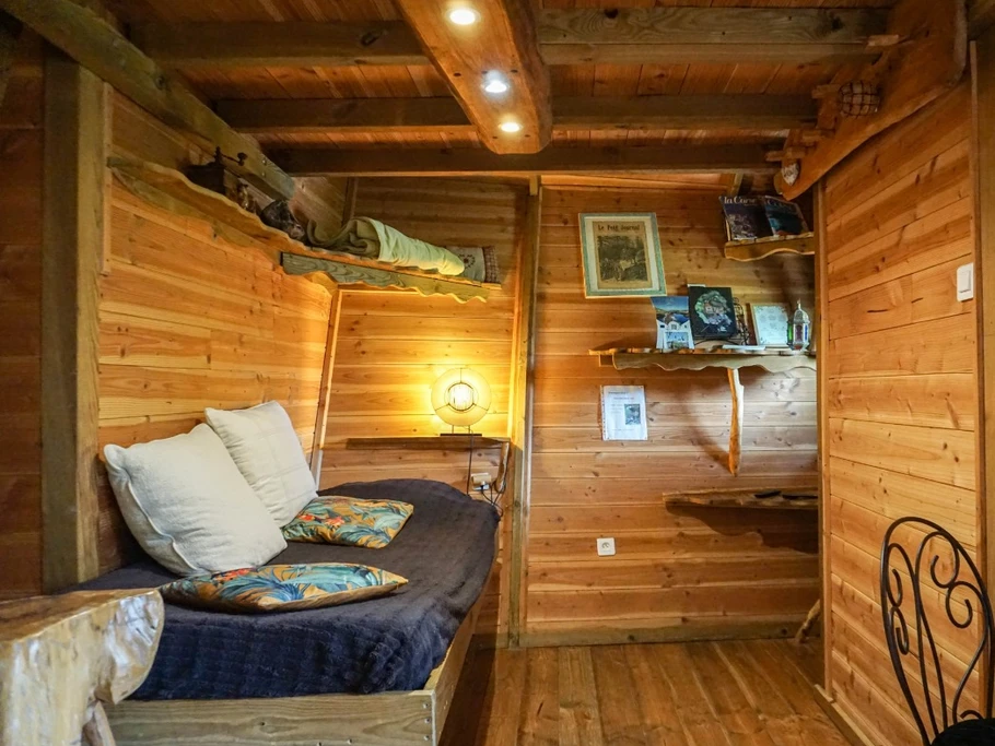 salon dans la cabane avec lit une personne