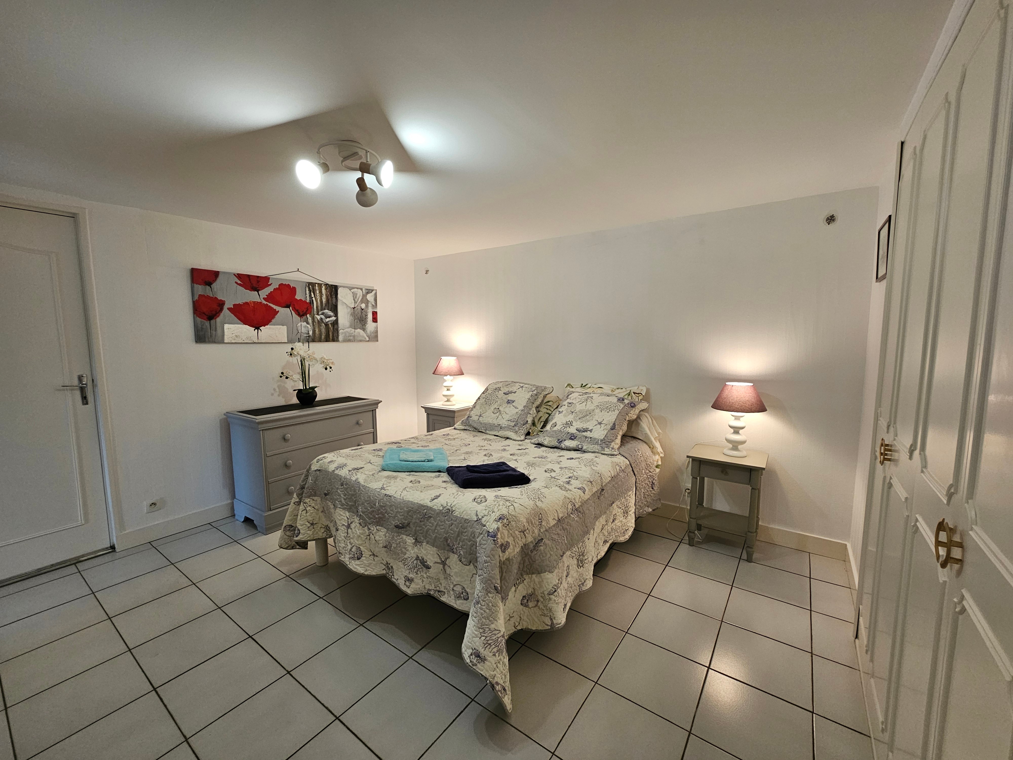 Chambre 1 - de plain-pied. Sans ouvrant sur l'extérieur