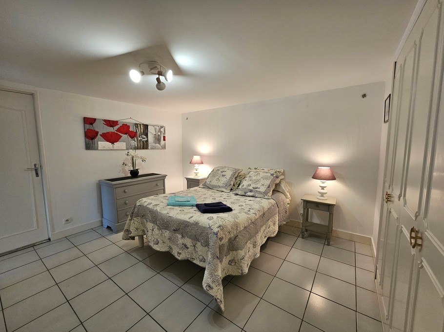Chambre 1 - de plain-pied. Sans ouvrant sur l'extérieur