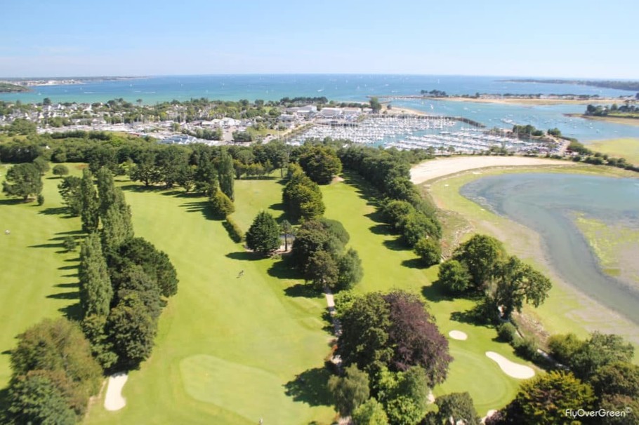 Golf de Cornouaille et vue sur le port de plaisance de la Port-La Forêt